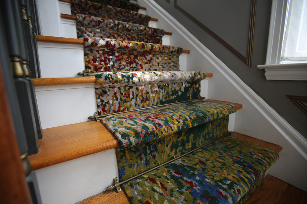 Aménagement d'un petit escalier peint droit éclectique avec des marches en bois et un garde-corps en bois.