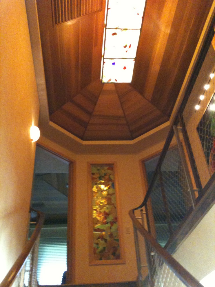 Cette image montre un escalier sans contremarche flottant ethnique avec des marches en bois.