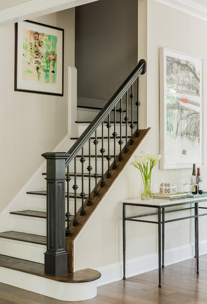 Идея дизайна: угловая лестница среднего размера в классическом стиле с деревянными ступенями, крашенными деревянными подступенками и перилами из смешанных материалов