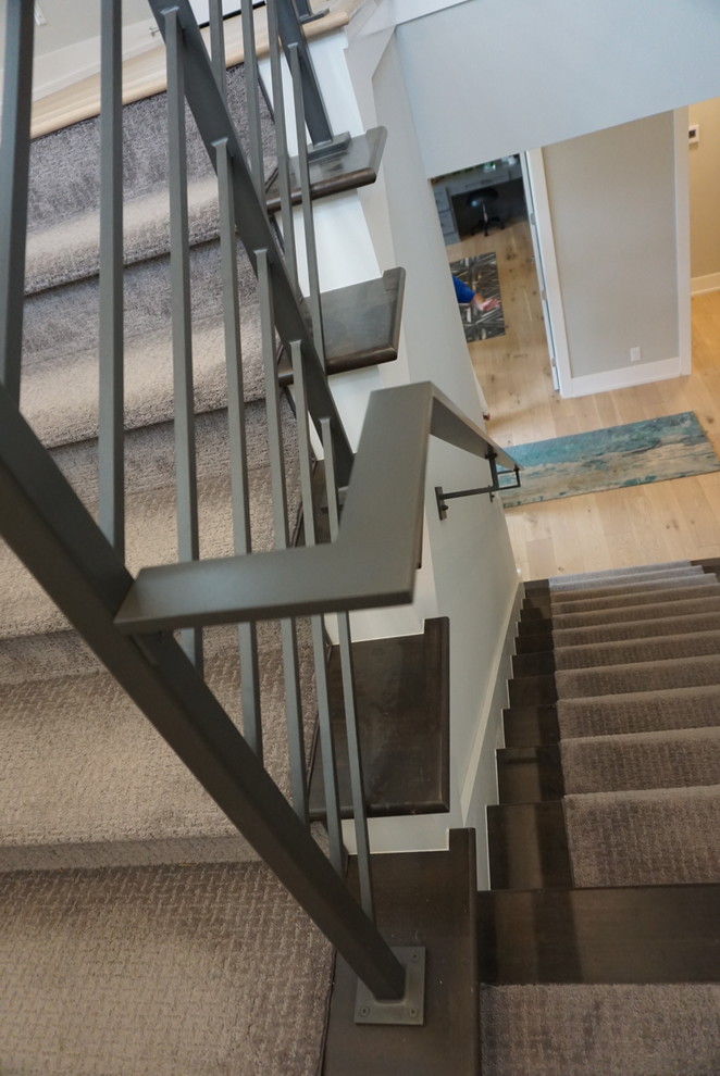 Foto de escalera en L de estilo americano de tamaño medio con escalones de metal, contrahuellas de metal y barandilla de metal
