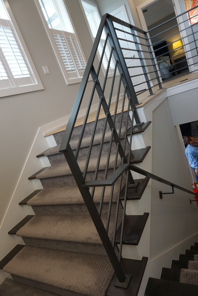 コロンバスにある中くらいなトラディショナルスタイルのおしゃれな直階段 (金属の蹴込み板、金属の手すり) の写真