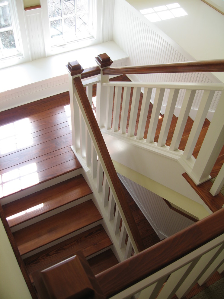 Идея дизайна: п-образная лестница среднего размера в классическом стиле с деревянными ступенями и крашенными деревянными подступенками