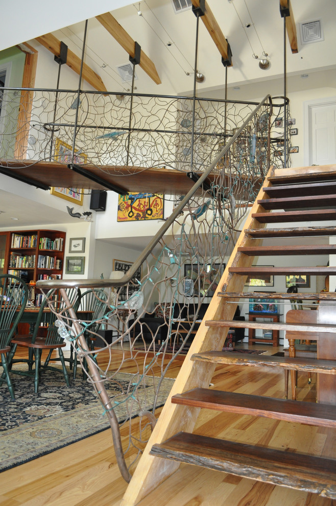 Стильный дизайн: прямая лестница в стиле фьюжн с деревянными ступенями без подступенок - последний тренд