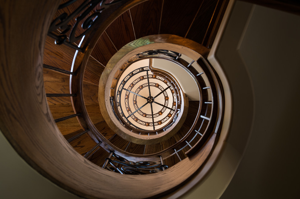 Idée de décoration pour un très grand escalier sans contremarche hélicoïdal chalet avec des marches en bois.
