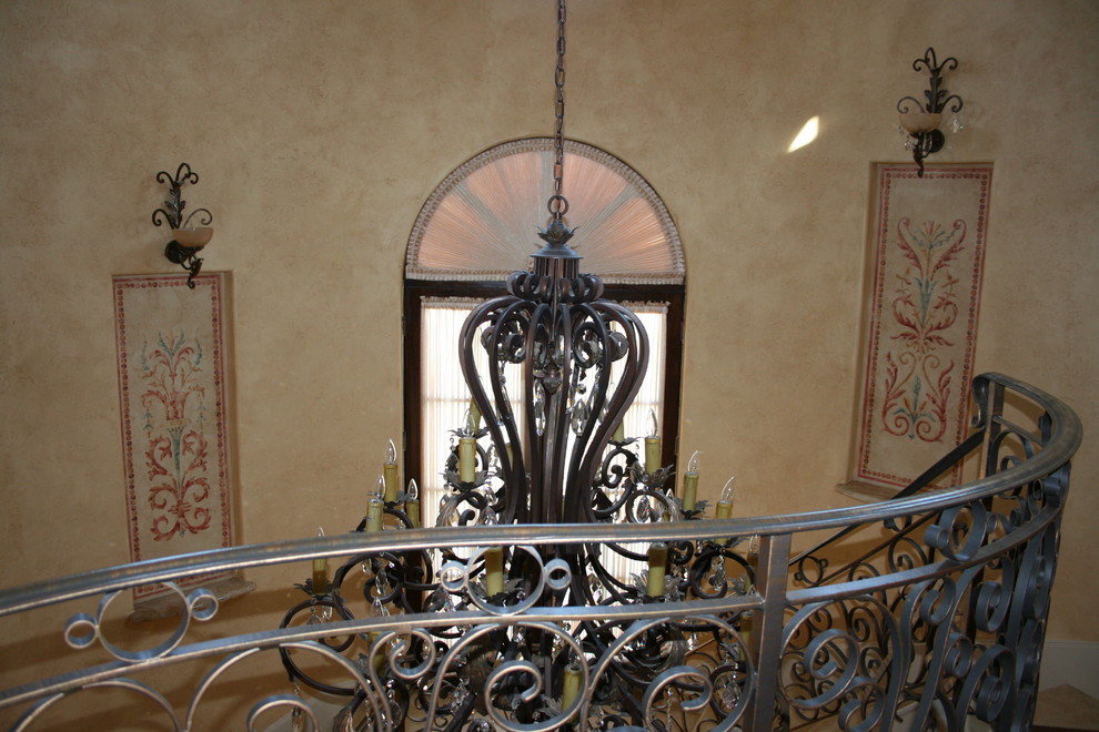 Свежая идея для дизайна: большая изогнутая лестница в средиземноморском стиле с деревянными ступенями и подступенками из плитки - отличное фото интерьера