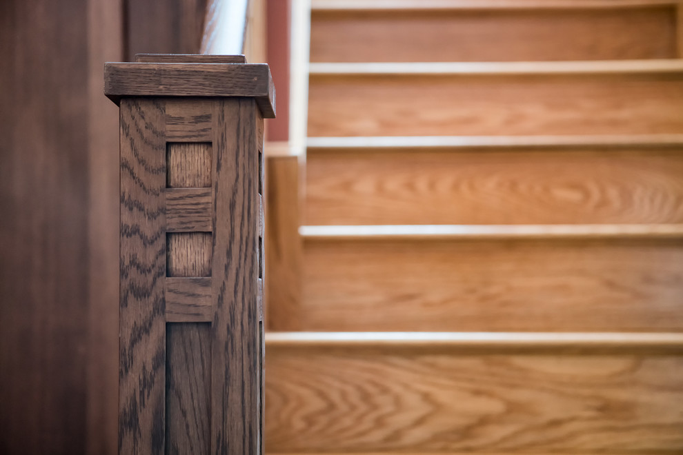 Modelo de escalera en L de estilo americano de tamaño medio con escalones de madera y contrahuellas de madera pintada