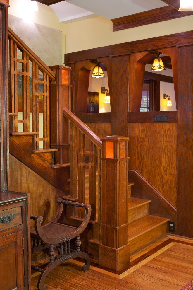 Foto de escalera clásica con escalones de madera y contrahuellas de madera