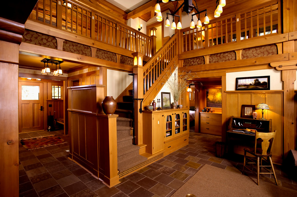 Imagen de escalera en L de estilo americano con escalones de madera y contrahuellas de madera