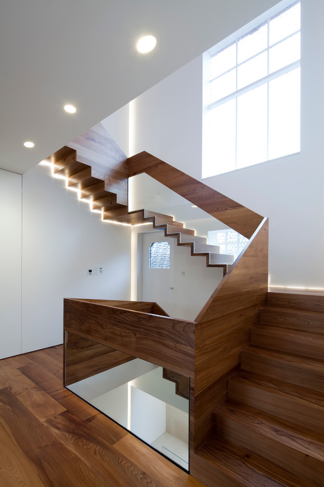 На фото: п-образная деревянная лестница в современном стиле с деревянными ступенями