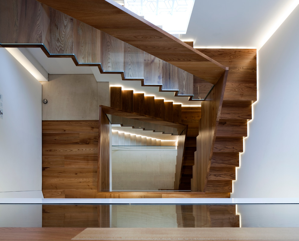 На фото: большая п-образная деревянная лестница в современном стиле с деревянными ступенями