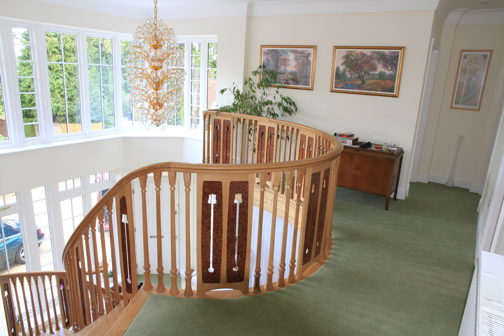 Diseño de escalera curva de estilo americano grande con escalones de madera y contrahuellas de madera