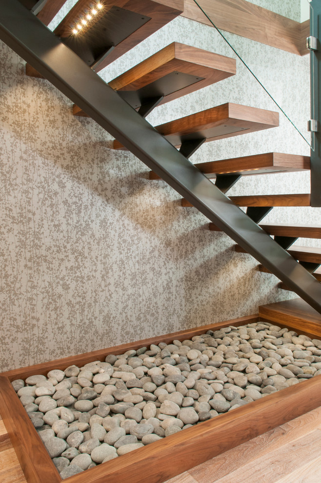 バンクーバーにある中くらいなトランジショナルスタイルのおしゃれな階段の写真