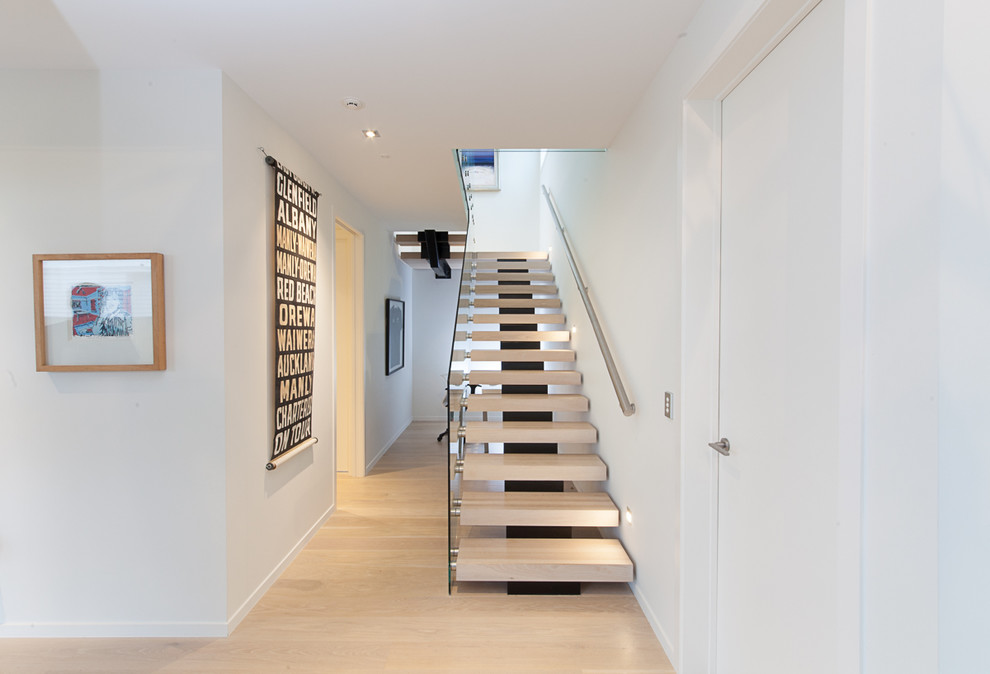 На фото: лестница на больцах, среднего размера в стиле модернизм с деревянными ступенями без подступенок с
