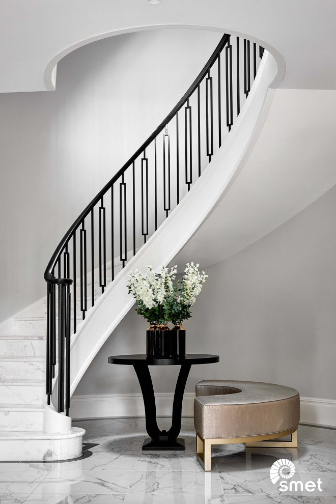Idée de décoration pour un escalier hélicoïdal design en marbre avec des contremarches en marbre et un garde-corps en métal.