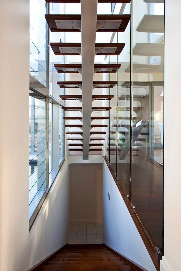 Schwebende, Geräumige Moderne Holztreppe mit offenen Setzstufen in Brisbane