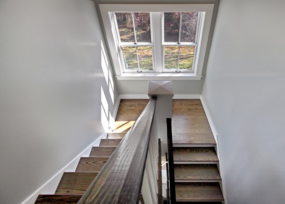 Mittelgroße Klassische Treppe mit Holz-Setzstufen in Boston