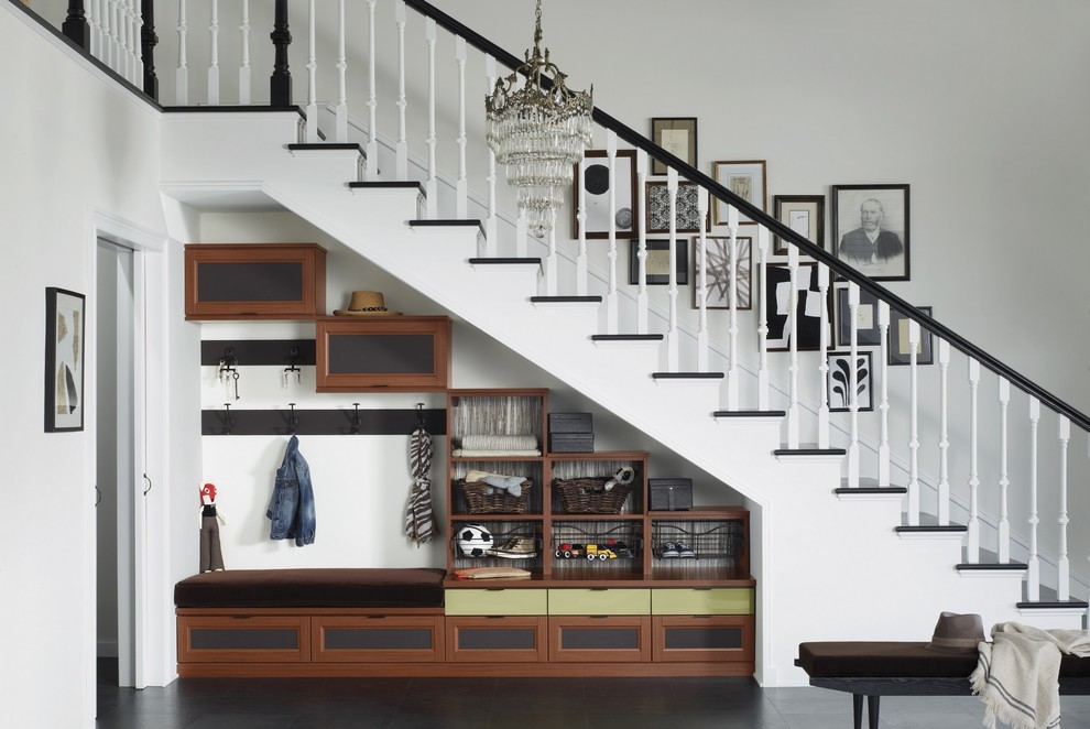 Стильный дизайн: прямая лестница среднего размера в классическом стиле с деревянными ступенями, крашенными деревянными подступенками и деревянными перилами - последний тренд