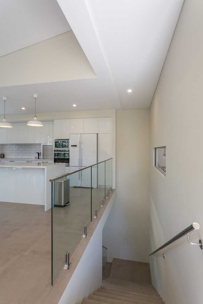 Mittelgroßes Industrial Treppengeländer Glas in L-Form mit gefliesten Treppenstufen und gefliesten Setzstufen in Perth