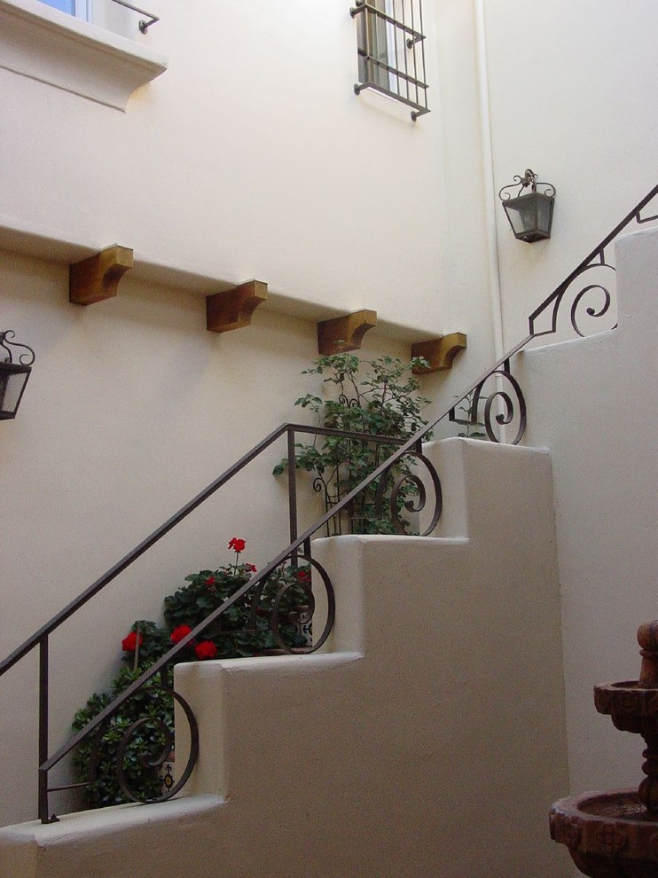 На фото: лестница в средиземноморском стиле с