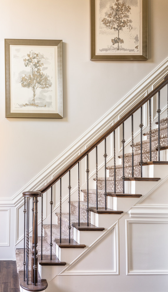 Diseño de escalera recta clásica renovada con escalones enmoquetados, contrahuellas de madera pintada y barandilla de varios materiales