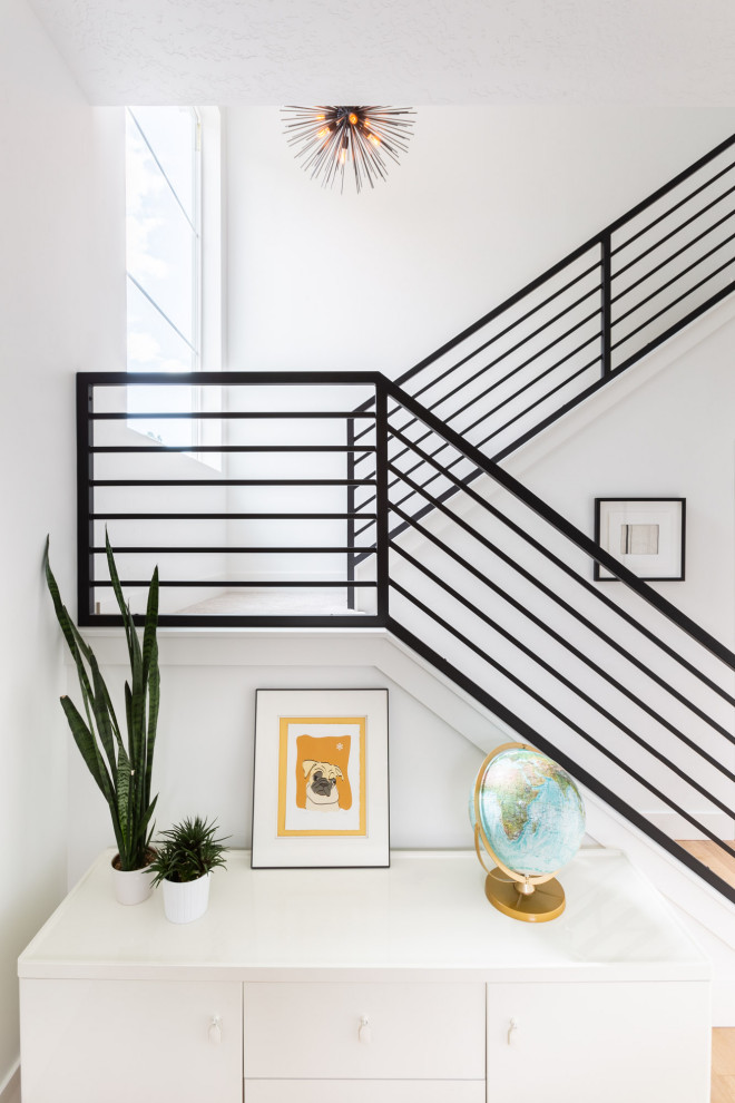 Идея дизайна: п-образная лестница в стиле модернизм с ступенями с ковровым покрытием, ковровыми подступенками и металлическими перилами