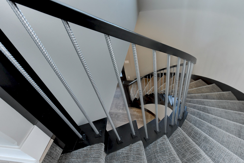 Foto de escalera de caracol minimalista con escalones enmoquetados y contrahuellas enmoquetadas