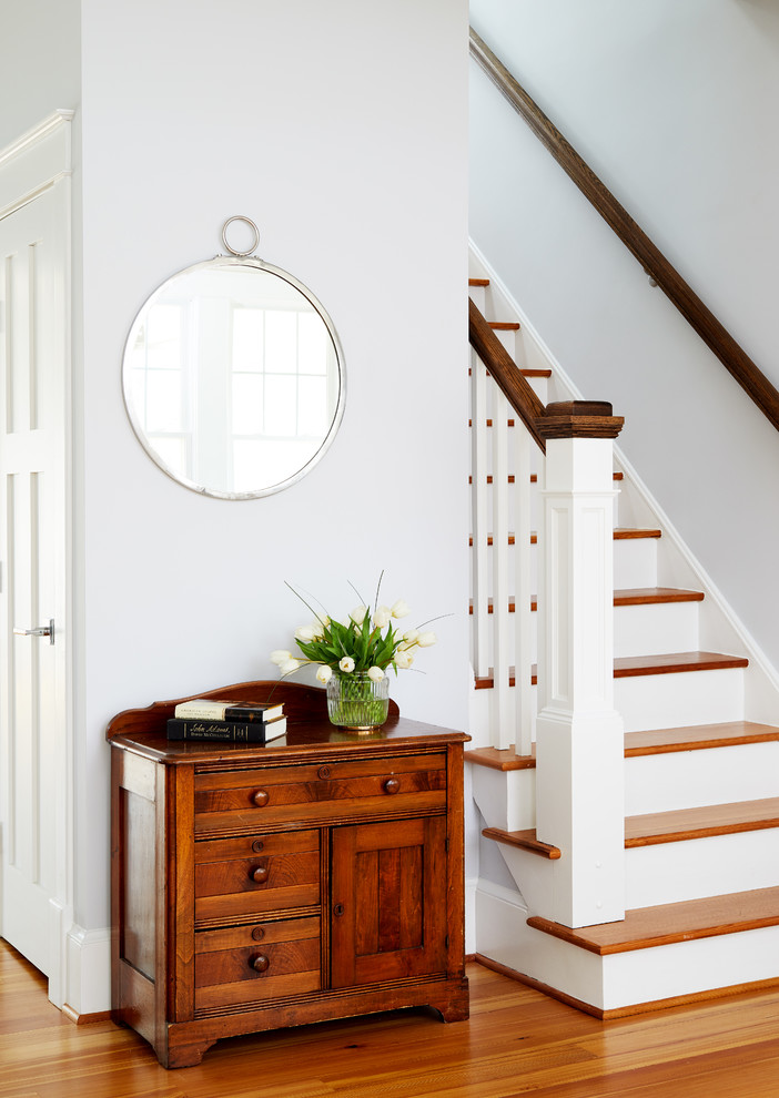 Modelo de escalera recta clásica renovada de tamaño medio con escalones de madera, contrahuellas de madera pintada y barandilla de madera