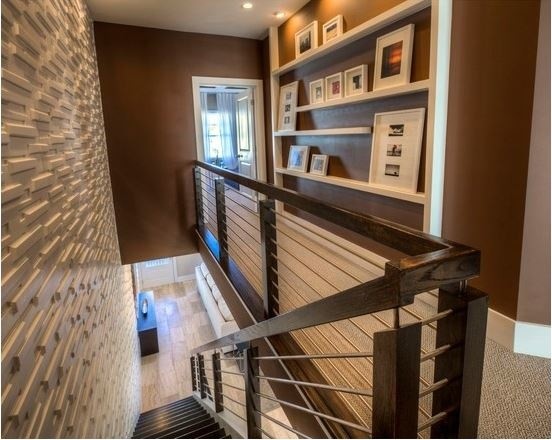 Réalisation d'un escalier droit design de taille moyenne avec des marches en bois et des contremarches en bois.