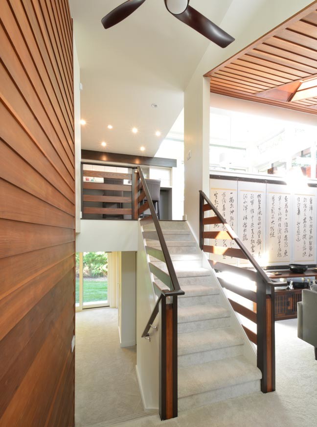 Стильный дизайн: прямая лестница среднего размера в восточном стиле с ступенями с ковровым покрытием, ковровыми подступенками и деревянными перилами - последний тренд