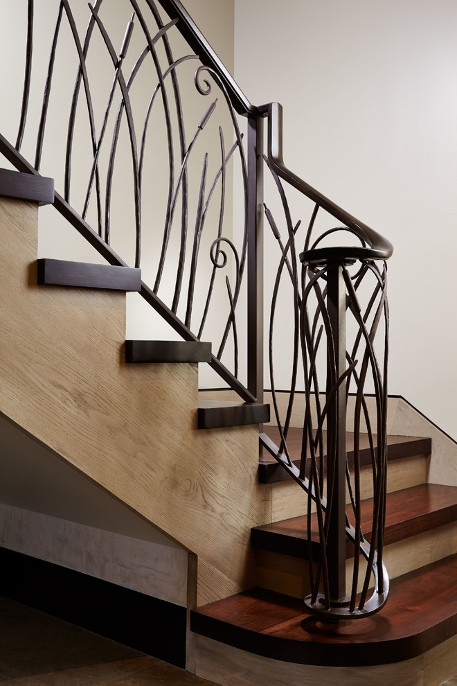 Источник вдохновения для домашнего уюта: большая прямая деревянная лестница в восточном стиле с деревянными ступенями и металлическими перилами