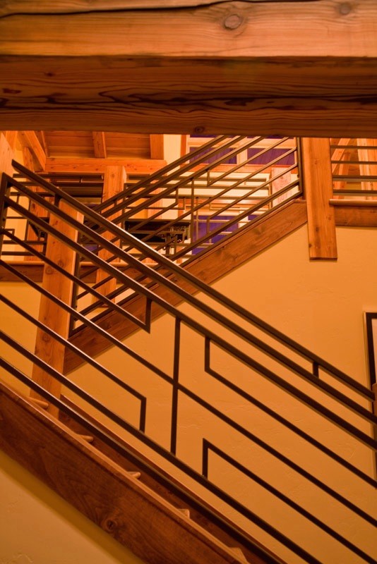 デンバーにある高級な中くらいなラスティックスタイルのおしゃれな直階段 (木の蹴込み板) の写真
