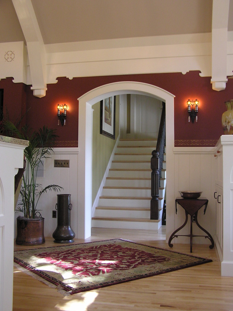Diseño de escalera recta tradicional renovada con escalones de madera y contrahuellas de madera