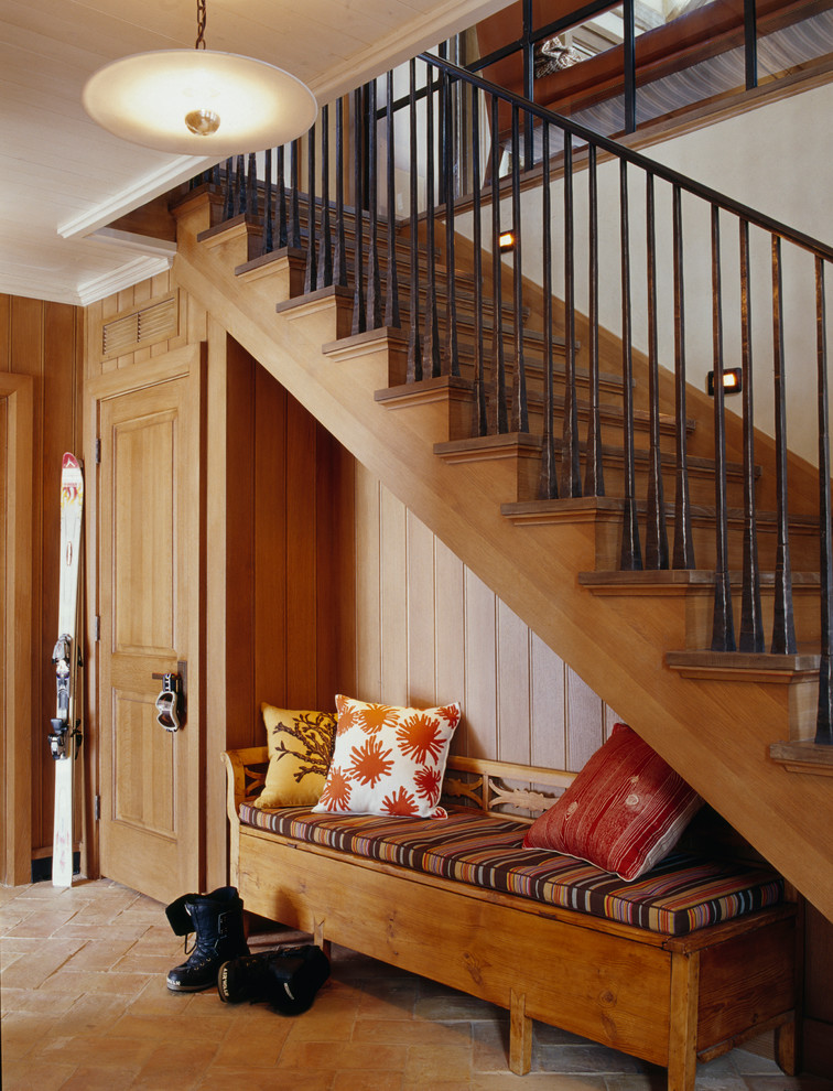 Diseño de escalera recta rústica con escalones de madera y contrahuellas de madera