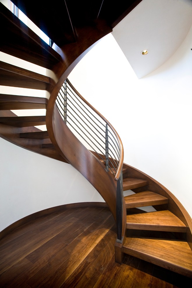 Стильный дизайн: винтовая лестница в современном стиле с деревянными ступенями без подступенок - последний тренд
