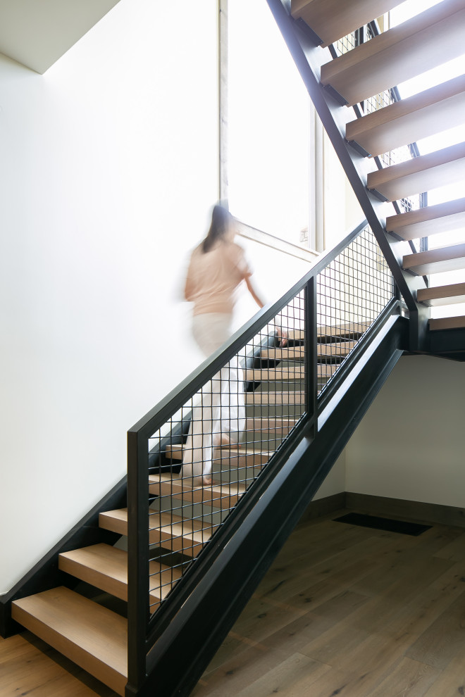 Стильный дизайн: угловая металлическая лестница в стиле рустика с деревянными ступенями и металлическими перилами - последний тренд