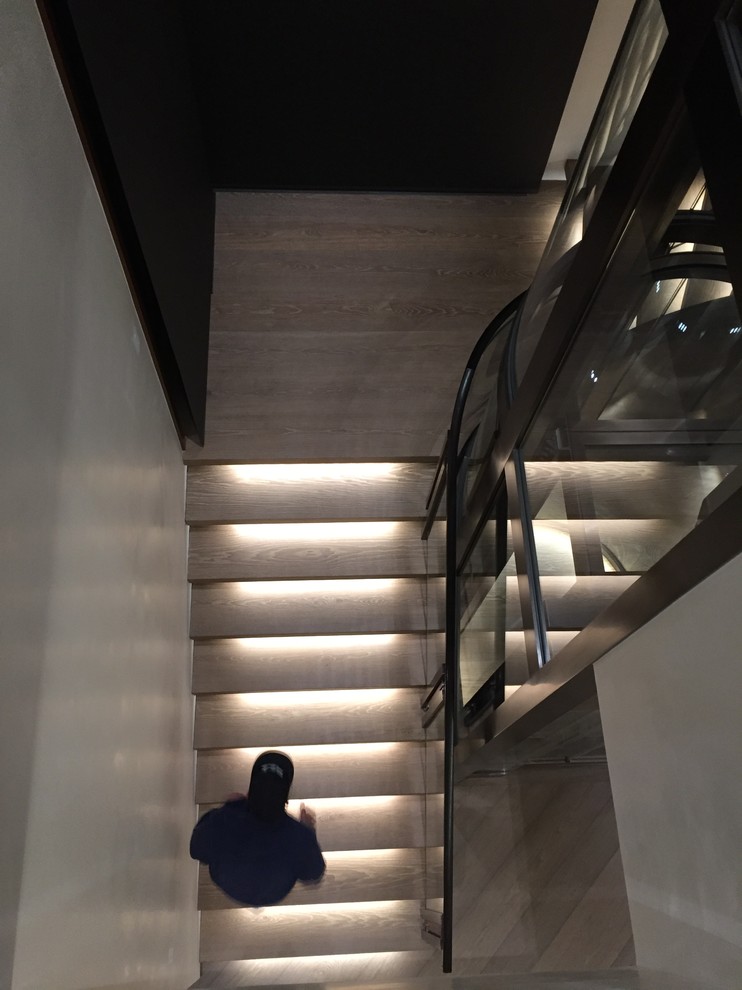 Gewendelte, Geräumige Moderne Treppe mit offenen Setzstufen in Denver