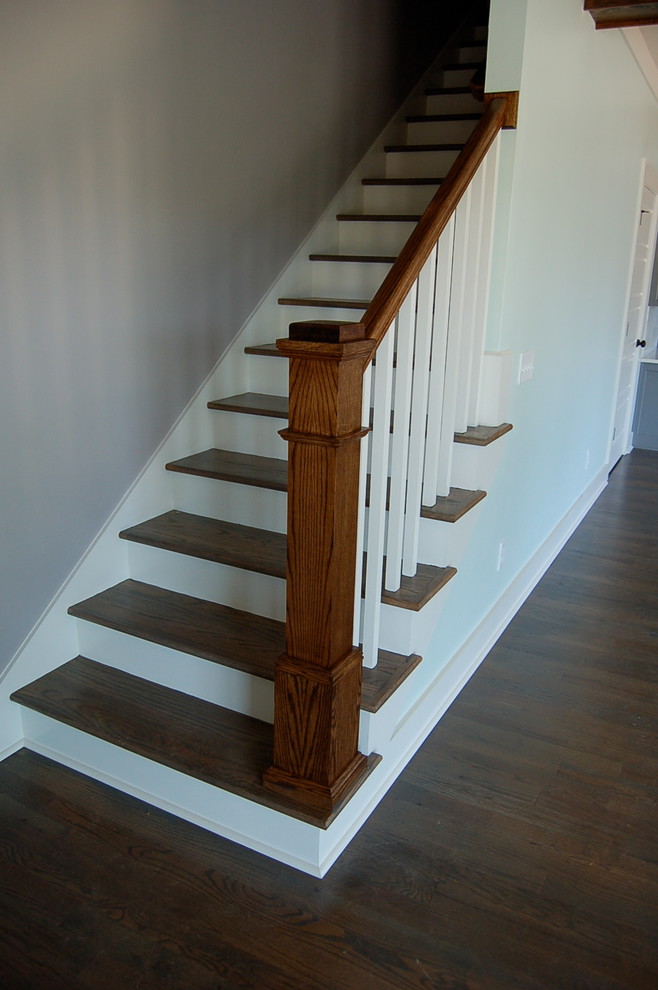 Immagine di una scala a rampa dritta stile americano di medie dimensioni con pedata in legno e alzata in legno
