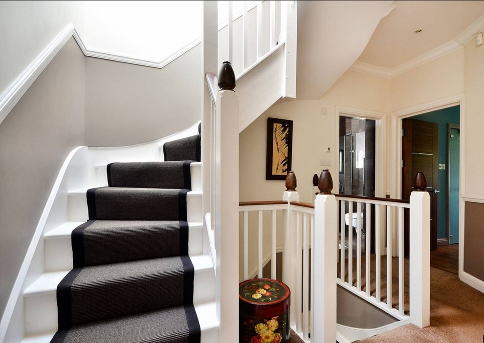 Mittelgroße Klassische Treppe mit gebeizten Holz-Treppenstufen und gebeizten Holz-Setzstufen in London