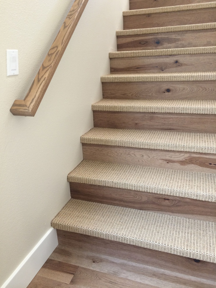 На фото: прямая деревянная лестница среднего размера в морском стиле с ступенями с ковровым покрытием