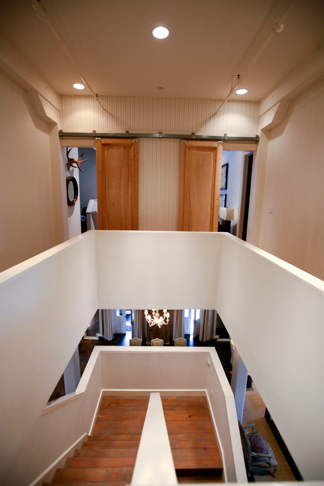 Aménagement d'un escalier craftsman en U de taille moyenne avec des marches en bois, des contremarches en bois et un garde-corps en bois.
