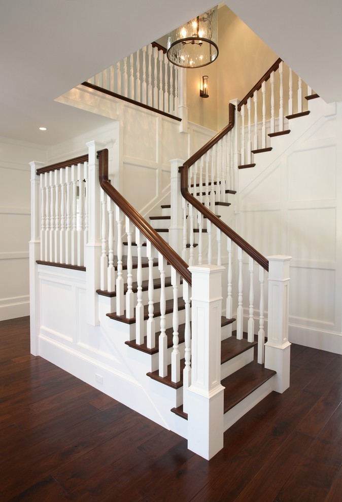 Свежая идея для дизайна: лестница в классическом стиле с деревянными ступенями - отличное фото интерьера