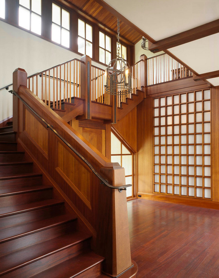 Aménagement d'un très grand escalier classique en L avec des marches en bois et des contremarches en bois.