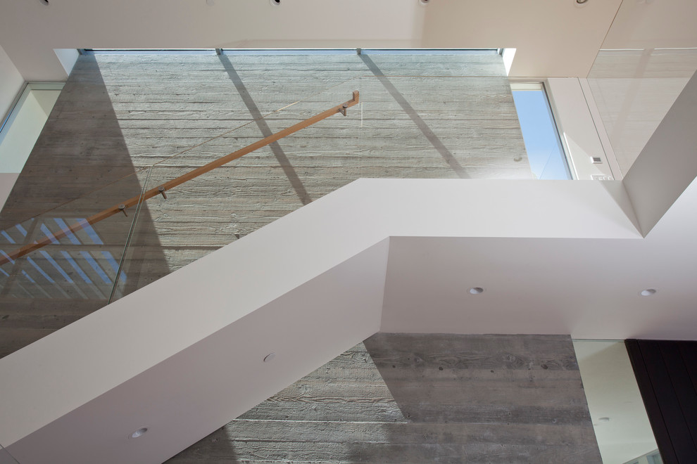 Idées déco pour un grand escalier moderne en U avec des marches en bois et des contremarches en bois.