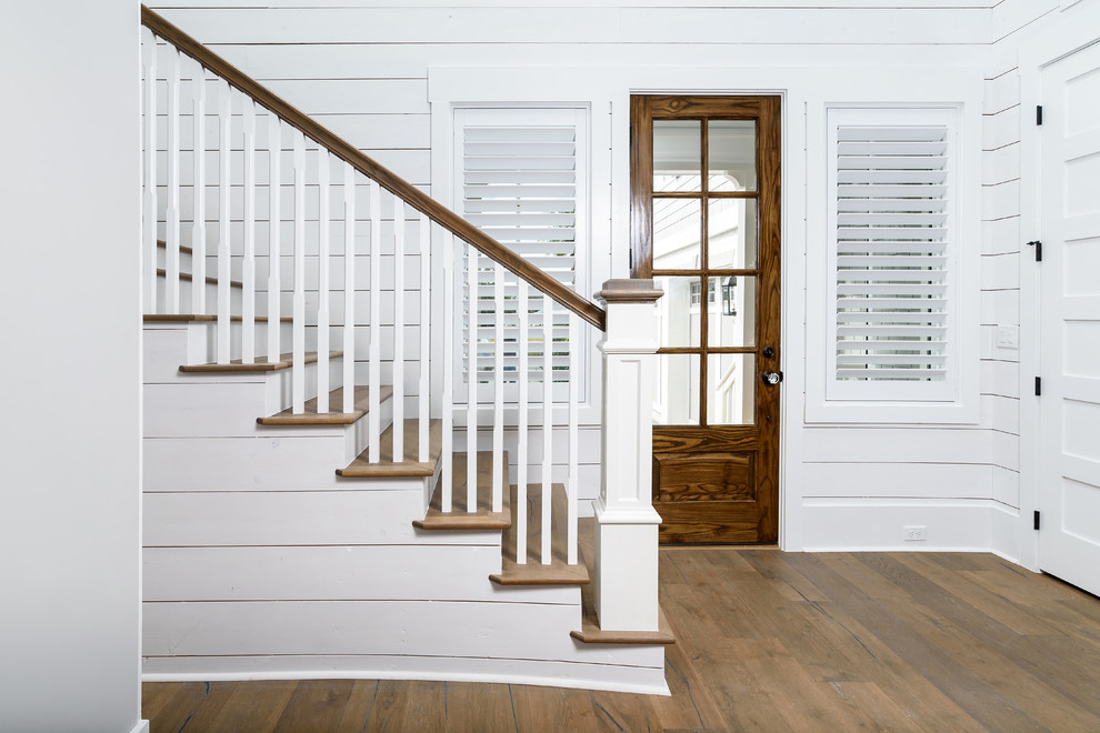 Идея дизайна: прямая лестница среднего размера в морском стиле с деревянными ступенями, крашенными деревянными подступенками и деревянными перилами