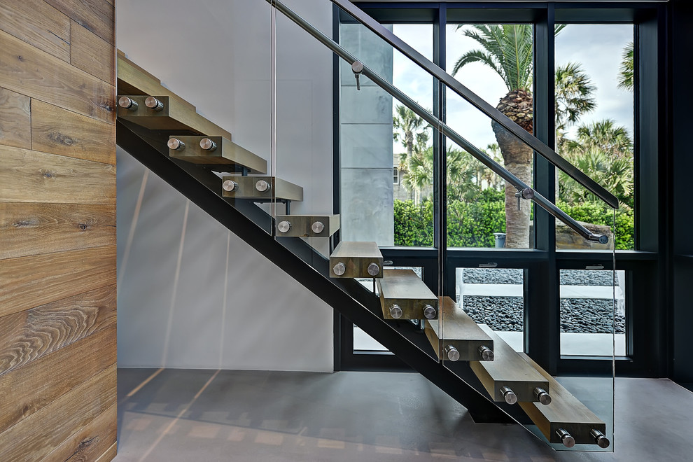 Свежая идея для дизайна: большая лестница на больцах в современном стиле с деревянными ступенями без подступенок - отличное фото интерьера