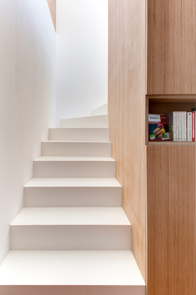 Источник вдохновения для домашнего уюта: большая изогнутая лестница в современном стиле с бетонными ступенями