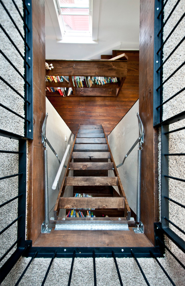 Foto de escalera recta contemporánea de tamaño medio sin contrahuella con escalones de madera