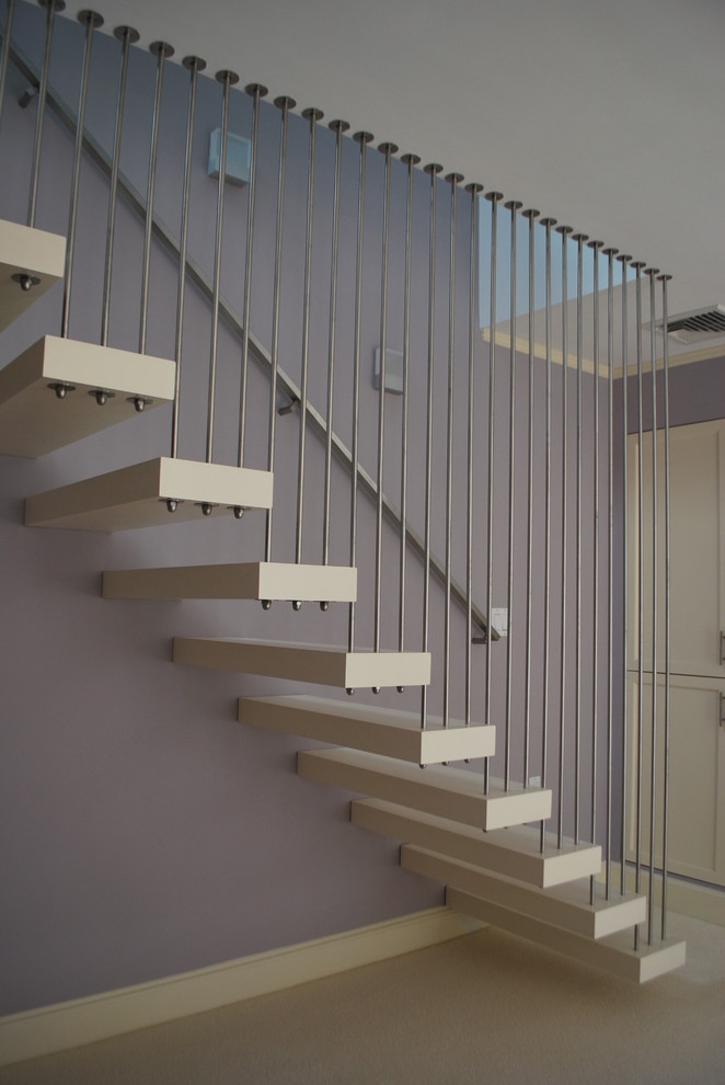 На фото: лестница на больцах, среднего размера в стиле неоклассика (современная классика) с акриловыми ступенями с