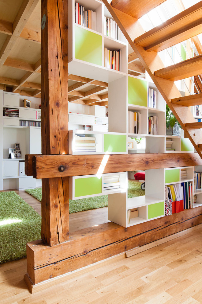 Moderne Holztreppe mit offenen Setzstufen in Sonstige