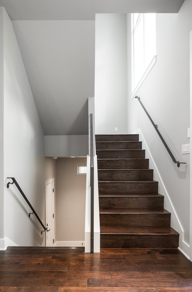 Réalisation d'un escalier droit design avec des marches en bois et des contremarches en bois.
